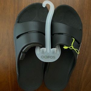 NEW OOFOS unisex black OOAHH sandals